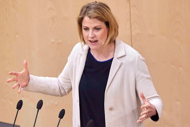 - Wien 20.03.2020 - Parlament Nationalrat Sondersitzung zum Coronavirus - Während der zweiten Sondersitzung innerhalb einer Woche wurden u.a. die im Eiltempo entworfenen Gesetze zur Bekämpfung der Pandemie sowie der wirtschaftlichen Folgen vom österreichischen Parlament beschlossen. Während der Sitzung wurde ein positiver Coronafall unter den Abgeordneten bekannt die Sitzung wurde für eine Stehpräsidiale unterbrochen um danach ganz unterbrochen zu werden für Gespräche in den jeweiligen Parteiklubs. PHOTO: NEOS-Chefin Beate Meinl-Reisinger. Vienna (AUSTRIA) - Parliament National Council special session on the corona virus - During the second special session within a week, the laws drafted to combat the pandemic and the economic consequences, which were drafted in a very short time, were passed by the Austrian parliament. During th 