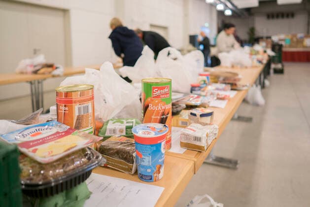 Coronahilfe Bielefeld Nach der Schließung der Tafeln wegen der Corona-Pandemie verteilen Ehrenamtliche der Coronahilfe Bielefeld Lebensmittel an Bedürftige volunteers in Bielefeld packing food for people in need after the food banks have closed down due to Corona pandemia, 20.3.2020 Foto: Robert B. Fishman