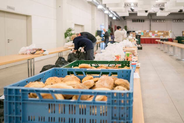 Coronahilfe Bielefeld Nach der Schließung der Tafeln wegen der Corona-Pandemie verteilen Ehrenamtliche der Coronahilfe Bielefeld Lebensmittel an Bedürftige volunteers in Bielefeld packing food for people in need after the food banks have closed down due to Corona pandemia, 20.3.2020 Foto: Robert B. Fishman