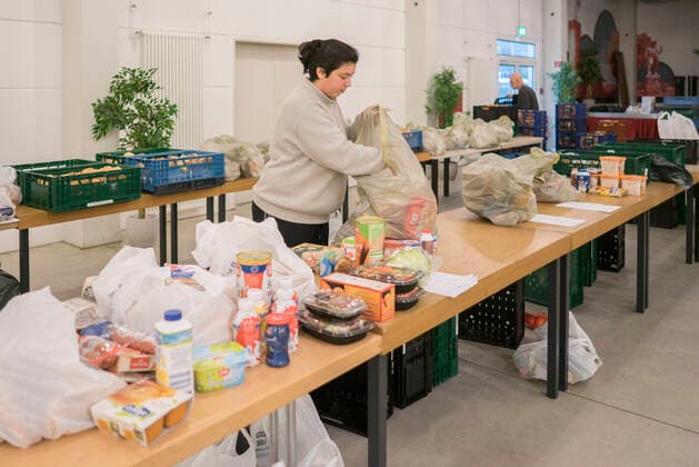 Coronahilfe Bielefeld Nach der Schließung der Tafeln wegen der Corona-Pandemie verteilen Ehrenamtliche der Coronahilfe Bielefeld Lebensmittel an Bedürftige volunteers in Bielefeld packing food for people in need after the food banks have closed down due to Corona pandemia, 20.3.2020 Foto: Robert B. Fishman