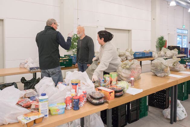 Coronahilfe Bielefeld Nach der Schließung der Tafeln wegen der Corona-Pandemie verteilen Ehrenamtliche der Coronahilfe Bielefeld Lebensmittel an Bedürftige volunteers in Bielefeld packing food for people in need after the food banks have closed down due to Corona pandemia, 20.3.2020 Foto: Robert B. Fishman