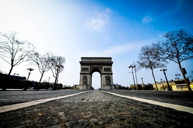 Paris en mode confinement - Champs Elysees - Arc de Triomphe - place de l Etoile Vide NEWS : COVID 19 a Paris - 20 03 2020 JBAutissier Panoramic 