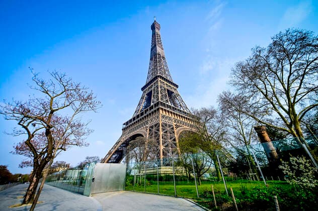 Paris en mode confinement - Tour Eiffel NEWS : COVID 19 a Paris - 20 03 2020 JBAutissier Panoramic 