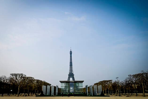 Paris en mode confinement - Champs de Mars vide - Tour Eiffel NEWS : COVID 19 a Paris - 20 03 2020 JBAutissier Panoramic 