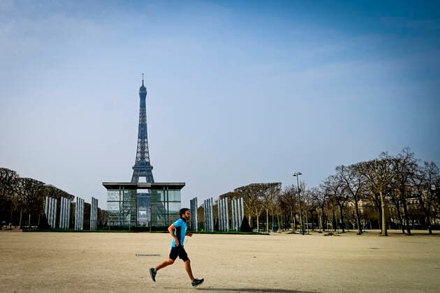 Paris en mode confinement - uncoureur effectue son activite physique - Champs de Mars - Tour Eiffel NEWS : COVID 19 a Paris - 20 03 2020 JBAutissier Panoramic 