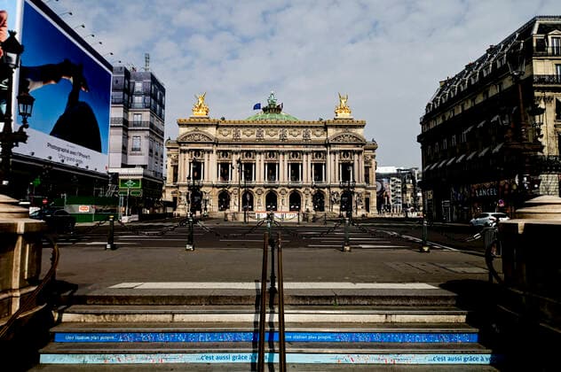 Paris en mode confinement - place de L opera Garnier NEWS : COVID 19 a Paris - 20 03 2020 JBAutissier Panoramic 