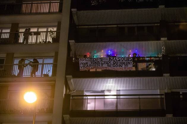 French people applauding from their windows to thank and support hospital staff during coronavirus crisis, in Paris, France, March 20, 2020. France is under lockdown in an attempt to stop the widespread of the SARS-CoV-2 coronavirus causing the Covid-19 disease.  Copyright: xAurelienxMorissardx