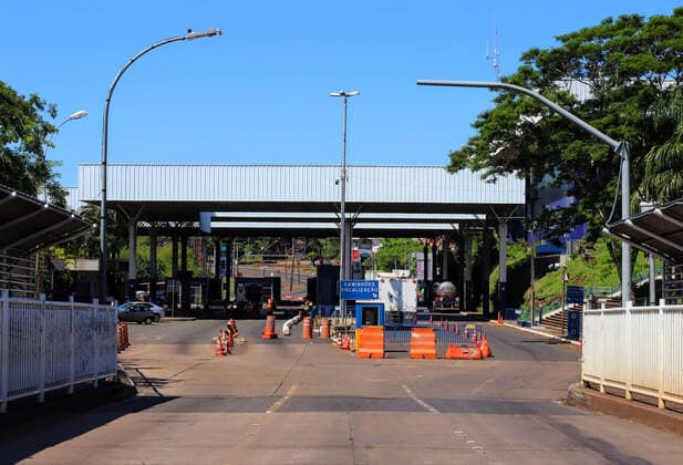 News Bilder des Tages FOZ DO IGUAÇU, PR - 20.03.2020: FRONTEIRA FECHADA - The Jair Bolsonaro government changed its stance and decided to restrict access to the Brazilian territory by land and air to try to contain the advancement of the new coronavirus. Ordinance published yesterday provides for the immediate closure of Brazil& 39;s laordeorder with eight countries: Argentina, Bolivia, Colombia, French Guiana, Guyana, Paraguay, Pand Surinamename. In Foz do Iguaçu, a city in the state of Paraná that borders Ciudad del Este in Paraguay, the Friendship Bridge through which 100,000 people and 40,000 vehicles passed every day is empty. x1895674x  ChristianxRizzi