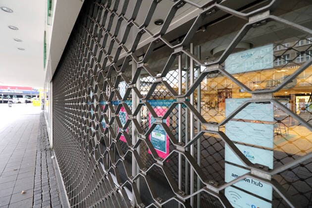 Fear of the coronavirus Grids block the entrance to shops due to the corona crisis, which must remain closed according to official regulations Essen North Rhine-Westphalia Germany City centre