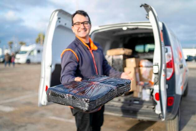 deliverer when handing over a parcel, Poland, Europe Copyright: imageBROKER/JacekxSopotnicki ibxjas05116132.jpg