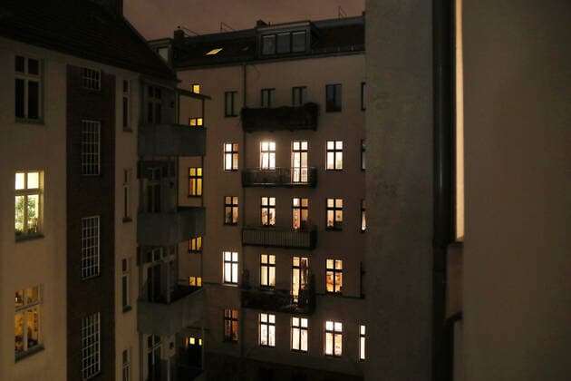 20 03 2020, Berlin Germany In Prenzlauer Berg people are at home instead of going to parties or meeting friends because of the corona crisis They spend the weekend alone or with their closest family In almost all apartments lights are on