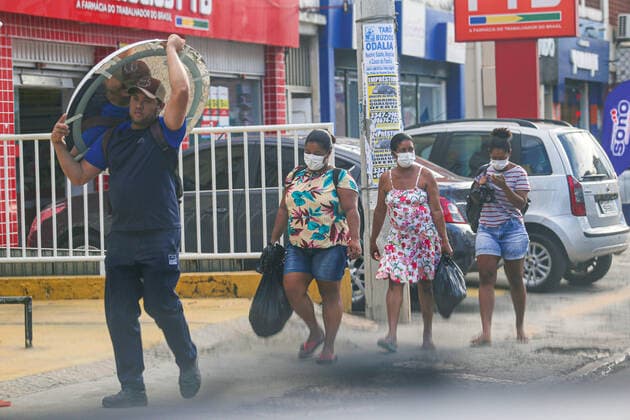 SALVADOR, BA - 20.03.2020: PREVENÇÃO COVID 19 EM SALVADOR - Population adopts measures to prevent the contagion and transmission of the new Coronavirus, COVID 19. In the photo, a person wearing a mask. Shops and empty streets this afternoon, Friday, 20, in Salvador, Bahia, Brazil. x1895848x  TiagoxCaldas