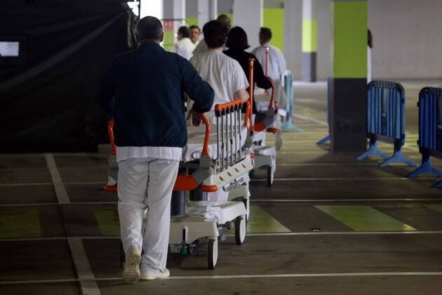 Spain: 7th day of alert status for CoVid-19 Oviedo, SPAIN: Several nurses carry stretchers to stores during the 7th day of the State of Alert in Spain, at the Central University Hospital of Asturias in Oviedo, Spain on March 20, 2020. Oviedo Asturias Spain Copyright: AlbertoxBrevers