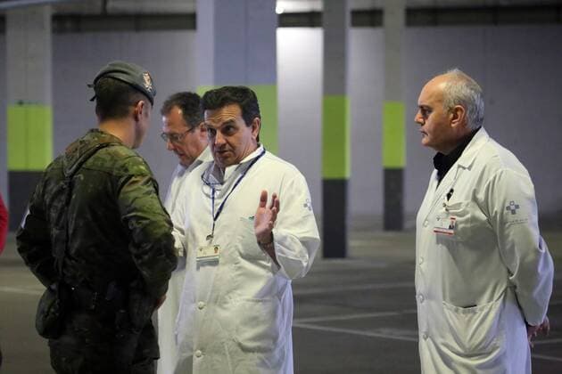 Spain: 7th day of alert status for CoVid-19 Oviedo, SPAIN: Medical personnel chat with a military man during the 7th day of the Alert State in Spain, at the Central University Hospital of Asturias in Oviedo, Spain on March 20, 2020. Oviedo Asturias Spain Copyright: AlbertoxBrevers