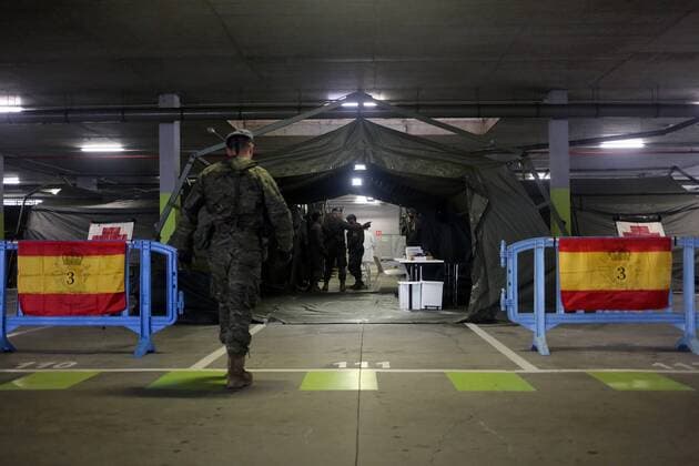 News Bilder des Tages Spain: 7th day of alert status for CoVid-19 Oviedo, SPAIN: A military man goes to the stores during the 7th day of the State of Alert in Spain, at the Central University Hospital of Asturias in Oviedo, Spain on March 20, 2020. Oviedo Asturias Spain Copyright: AlbertoxBrevers