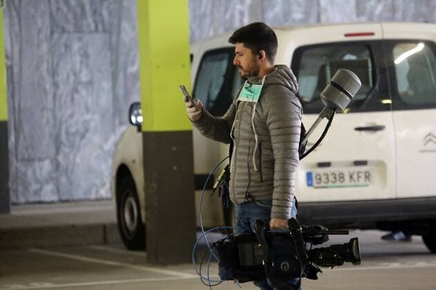 Spain: 7th day of alert status for CoVid-19 Oviedo, SPAIN: A television camera with his mobile phone during the 7th day of the State of Alert in Spain, at the Central University Hospital of Asturias in Oviedo, Spain on March 20, 2020. Oviedo Asturias Spain Copyright: AlbertoxBrevers