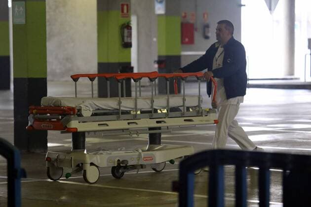 Spain: 7th day of alert status for CoVid-19 Oviedo, SPAIN: A nurse carries a stretcher during the 7th day of the Alert State in Spain, at the Central University Hospital of Asturias in Oviedo, Spain on March 20, 2020. Oviedo Asturias Spain Copyright: AlbertoxBrevers