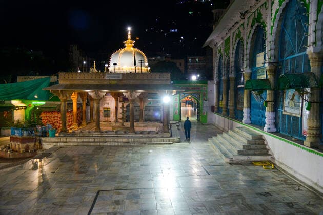 India: Dargah closed for visitors amid COVID-19 A view of the deserted Dargah Khwaza Moinuddin Chishty closed for visitors amid concerns over the spread of coronavirus in Ajmer, Rajasthan, India. Ajmer Rajasthan India Copyright: ShaukatxAhmed