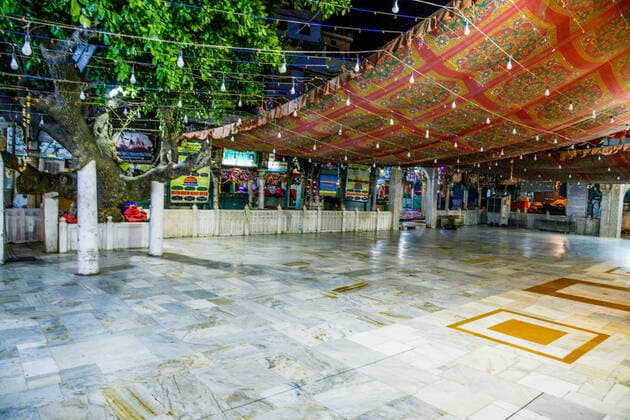 India: Dargah closed for visitors amid COVID-19 A view of the deserted Dargah Khwaza Moinuddin Chishty closed for visitors amid concerns over the spread of coronavirus in Ajmer, Rajasthan, India. Ajmer Rajasthan India Copyright: ShaukatxAhmed