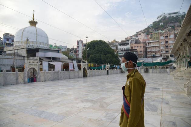 India: Dargah closed for visitors amid COVID-19 A view of the deserted Dargah Khwaza Moinuddin Chishty closed for visitors amid concerns over the spread of coronavirus in Ajmer, Rajasthan, India. Ajmer Rajasthan India Copyright: ShaukatxAhmed