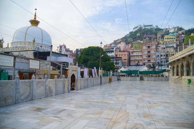 India: Dargah closed for visitors amid COVID-19 A view of the deserted Dargah Khwaza Moinuddin Chishty closed for visitors amid concerns over the spread of coronavirus in Ajmer, Rajasthan, India. Ajmer Rajasthan India Copyright: ShaukatxAhmed