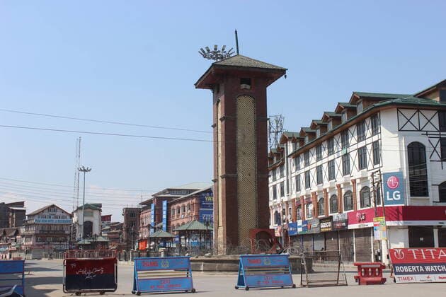 Kashmir lockdown after first positive case COVID-19 Kashmir lockdown after government authorities imposed restrictions across Kashmir valley. Strict restrictions were in place to curb the spread of COVID-19 after the first positive case was reported from main city of Srinagar. Srinagar India Copyright: SajadxHameed