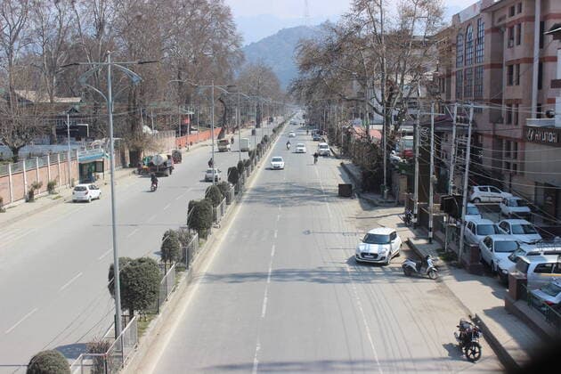 Kashmir lockdown after first positive case COVID-19 Kashmir lockdown after government authorities imposed restrictions across Kashmir valley. Strict restrictions were in place to curb the spread of COVID-19 after the first positive case was reported from main city of Srinagar. Srinagar India Copyright: SajadxHameed