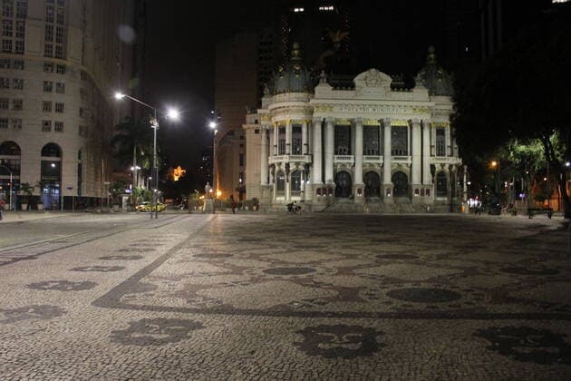 March 20, 2020, Rio De Janeiro, Rio de Janeiro, Brasil: (INT) ..Empty Rio de Janeiro at night amid Coronavirus. March 20,2020, Rio de Janeiro,Brazil:Movement in an empty city at night with many closed bars, and little traffic,where homeless people gaze the landscape this Friday night (20)...Credit: Thenews2 Rio De Janeiro Brasil - ZUMAn293 20200320_znp_n293_086 Copyright: xFaustoxMaiax