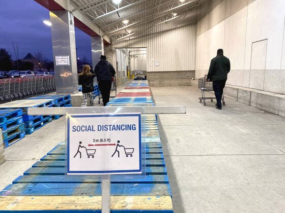 March 21, 2020, Toronto, Ontario, Canada: Costco Toronto is limiting the number of shoppers entering the store at one time, encouraging customers to keep with recommendations on social distancing. Toronto Canada - ZUMAs109 20200321_zaf_s109_001 Copyright: xChristopherxDrostx