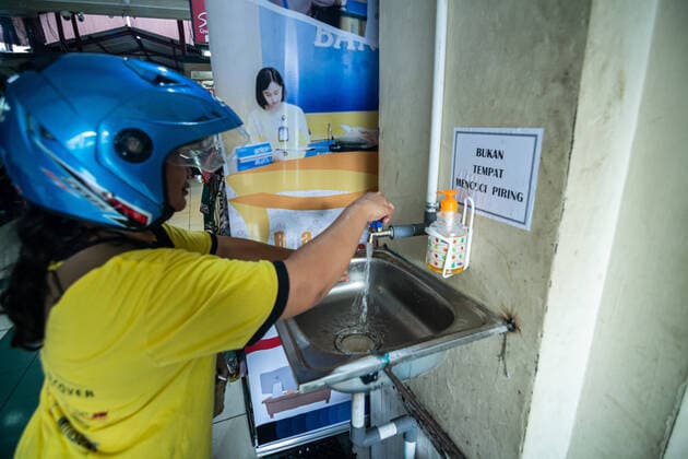 Indonesia: Prevention to Coronavirus in Yogyakarta A woman washing her hands while entering a traditional market during the coronavirus COVID-19 pandemic. Indonesian government urges people to stay at home precautions against coronavirus. Indonesia has confirmed 369 positive, 32 deaths, and 17 recovered. Yogyakarta Special Region of Yogyakarta Indonesia Copyright: RizqullahxHamiidxSaputra