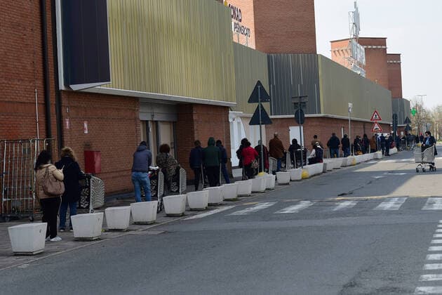 (200321) -- ROME, March 21, 2020 (Xinhua) -- People wait outside a supermarket in Bologna, Italy, March 20, 2020. Italy s Ministry of Health on Friday took the unprecedented step of closing all public parks, gardens and other open spaces, effective from Saturday. The coronavirus pandemic has claimed 4,032 lives in locked down Italy by Friday, with the number of cumulative cases reaching 47,021, according to new data released by the Civil Protection Department. (Photo by Gianni Schicchi Xinhua) ITALY-COVID-19-LOCKDOWN