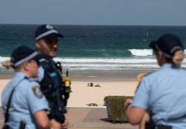 BONDI BEACH CORONAVIRUS CLOSURE, Police officers patrol Bondi Beach prior to its closure in Sydney, Saturday, March 21, 2020. Beachgoers drew condemnation yesterday when tens of thousands of people flouted social distancing rules, which have been put in place in an effort to limit the spread of COVID-19. ( NO ARCHIVING, EDITORIAL USE ONLY, NO USE IN BOOKS WITHOUT CONSENT SYDNEY NSW AUSTRALIA  Copyright: xJAMESxGOURLEYx 20200321001458565127