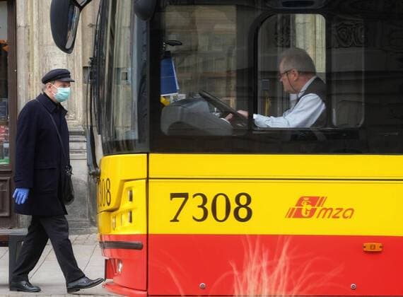 (200321) -- WARSAW, March 21, 2020 (Xinhua) -- A man wearing a mask and medical gloves waits for a bus at a station in Warsaw, Poland, March 20, 2020. Polish Prime Minister Mateusz Morawiecki said on Friday that Poland has introduced a state of epidemic emergency to curb the spread of the novel coronavirus. The prime minister also announced the introduction of tougher penalties for breaking quarantine rules and affecting location-tracking of people under quarantine. The number of Poland s confirmed coronavirus cases has risen to 425 and five people died from the COVID-19, the Polish Health Ministry announced on Friday evening. (Xinhua Zhou Nan) POLAND-WARSAW-COVID-19 