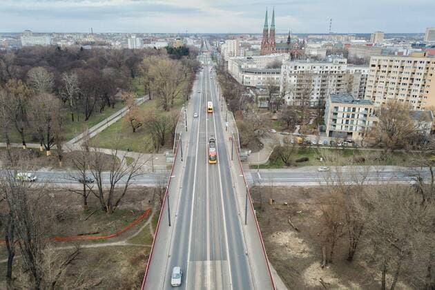 (200321) -- WARSAW, March 21, 2020 (Xinhua) -- Aerial photo taken on March 20, 2020 shows vehicles driving on a street in Warsaw, Poland. Polish Prime Minister Mateusz Morawiecki said on Friday that Poland has introduced a state of epidemic emergency to curb the spread of the novel coronavirus. The prime minister also announced the introduction of tougher penalties for breaking quarantine rules and affecting location-tracking of people under quarantine. The number of Poland s confirmed coronavirus cases has risen to 425 and five people died from the COVID-19, the Polish Health Ministry announced on Friday evening. (Xinhua Zhou Nan) POLAND-WARSAW-COVID-19 