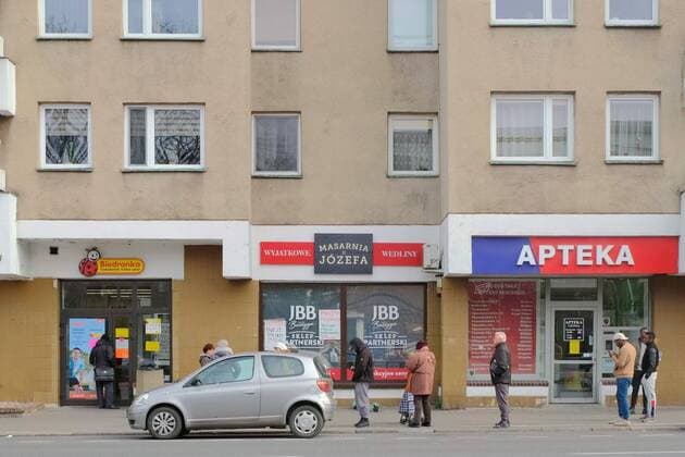 (200321) -- WARSAW, March 21, 2020 (Xinhua) -- People stand apart while waiting outside a supermarket in Warsaw, Poland, March 20, 2020. Polish Prime Minister Mateusz Morawiecki said on Friday that Poland has introduced a state of epidemic emergency to curb the spread of the novel coronavirus. The prime minister also announced the introduction of tougher penalties for breaking quarantine rules and affecting location-tracking of people under quarantine. The number of Poland s confirmed coronavirus cases has risen to 425 and five people died from the COVID-19, the Polish Health Ministry announced on Friday evening. (Xinhua Zhou Nan) POLAND-WARSAW-COVID-19 