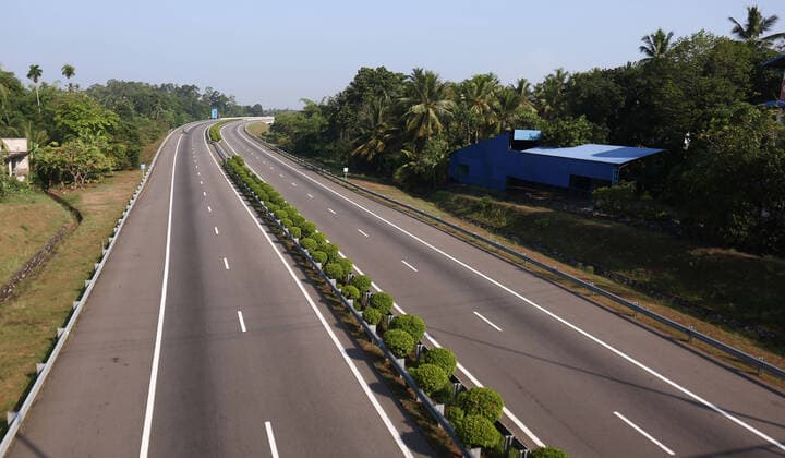 March 21, 2020, Colombo, Sri Lanka: A view of an empty highway is seen after the authorities announced a weekend curfew in a country as a preventive measure against the spread of the COVID-19 novel coronavirus, in Colombo March 21, 2020. Colombo Sri Lanka - ZUMAd152 20200321_znp_d152_002 Copyright: xPradeepxDambaragex