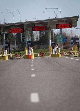 (200321) -- VANCOUVER, March 21, 2020 (Xinhua) -- Closed counters at the U.S. port of entry into Blaine of Washington State are seen at Douglas-Peace Arch border crossing in Surrey, Canada, March 20, 2020. Canadian Prime Minister Justin Trudeau announced that the Canada-U.S. border will close to non-essential travel at midnight Friday and both countries will turn back asylum seekers crossing the border. (Photo by Liang Sen Xinhua) CANADA-U.S.-BORDER CLOSE-COVID-19 