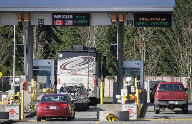 (200321) -- VANCOUVER, March 21, 2020 (Xinhua) -- Vehicles line up to enter Canada at Douglas-Peace Arch border crossing before the closure of Canada-U.S. border in Surrey, Canada, March 20, 2020. Canadian Prime Minister Justin Trudeau announced that the Canada-U.S. border will close to non-essential travel at midnight Friday and both countries will turn back asylum seekers crossing the border. (Photo by Liang Sen Xinhua) CANADA-U.S.-BORDER CLOSE-COVID-19 