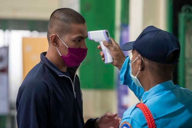 March 21, 2020, Bangkok, Bangkok, Thailand: Passengers entering Bangkok s historic Hualumphong train station have their temperature checked by security before proceeding into the station. The number of confirmed cases of Covid-19 in Thailand jumped to 411 from 322 overnight, the largest daily increase seen in the country since the start of the outbreak. Bangkok Thailand - ZUMAt128 20200321_zap_t128_003 Copyright: xAdryelxTalamantesx