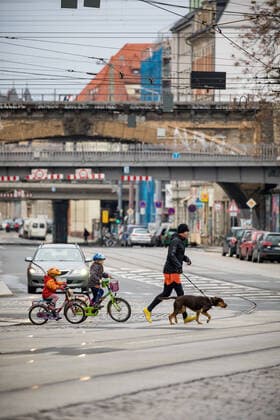 Day 1 after issuing the municipal general order with exit restrictions View of the Bischofsweg early in the morning Papa with children and dog crosses it Straße 21 03 2020, Dresden, Germany, Äußere Neustadt, Dresden