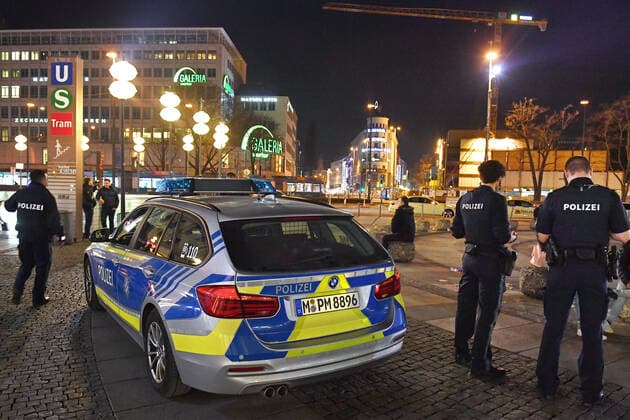 Theme picture Corona pandemic Bavaria decides on exit restrictions Police, policemen, police cars are standing at Stachus Karlsplatz in Munich late in the evening before the exit restrictions are imposed on 20 03 2020 and prevent large crowds