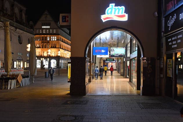 Theme picture Corona pandemic Bavaria decides to restrict the exit pedestrian zone, Neuhauser Strasse, Kaufingerstrasse in Munich on the late evening before the curfew is imposed on 20 03 2020 Some pedestrians and people are still on the move