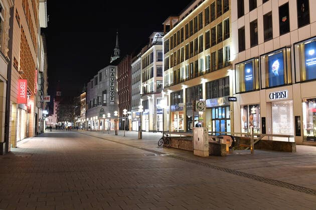 Theme picture Corona pandemic Bavaria decides to restrict the exit pedestrian zone, Neuhauser Strasse, Kaufingerstrasse in Munich on the late evening before the curfew is imposed on 20 03 2020 Some pedestrians and people are still on the move