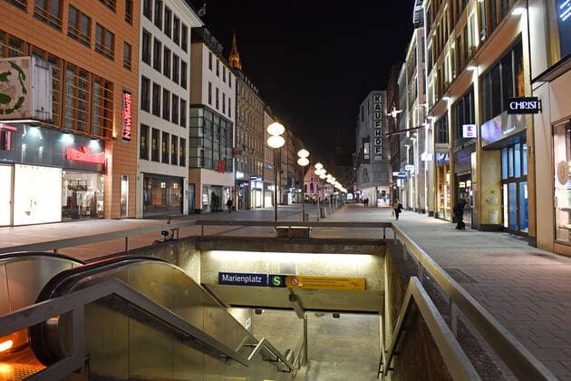 Theme picture Corona Pandemic Bavaria decides to restrict the exit from the underground and suburban railway at Marienplatz Pedestrian zone, Neuhauser Strasse, Kaufingerstrasse in Munich late in the evening before the restrictions are imposed on 20 03 2020