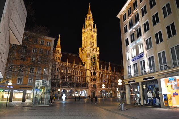 Theme picture Corona pandemic Bavaria decides to restrict the exit from the city hall and Marienplatz, pedestrian zone in Munich on the late evening before the restrictions are imposed on 20 03 2020 There are still a few people on the way