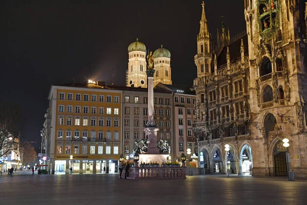 Theme picture Corona pandemic Bavaria decides to restrict the exit from the station View of Marienplatz and the town hall, pedestrian zone in Munich late in the evening before the restrictions are imposed on 20 03 2020 There are still a few people on the way