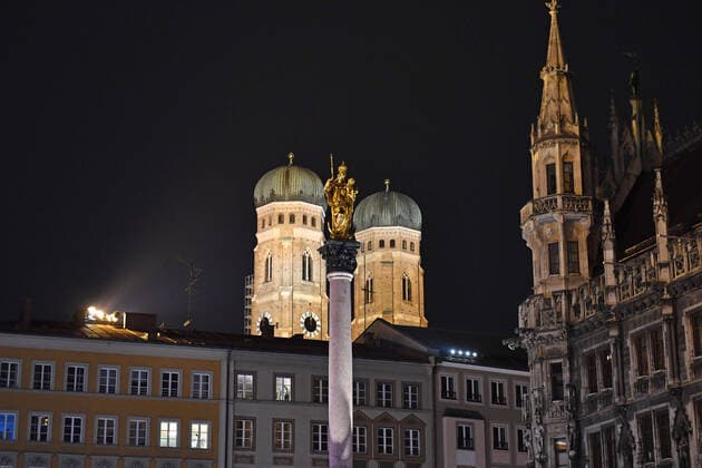 Theme picture Corona Pandemic Bavaria decides to restrict the exit from Marienplatz with the Mariensaeule and the towers of the Frauenkirche in Munich on the late evening before the curfew is imposed on 20 03 2020