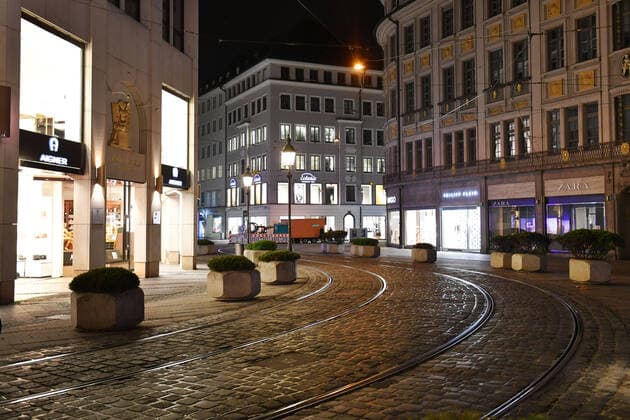 Theme picture Corona pandemic Bavaria decides on exit restriction Empty pedestrian zone in Perusastrasse n Munich late in the evening before the exit restriction is imposed on 20 03 2020
