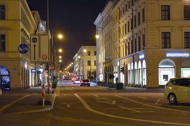 Theme picture Corona pandemic Bavaria decides on exit restrictions Only a few cars and taxis drive on Brienner Strasse in Munich late in the evening before the exit restrictions are imposed on 20 03 2020