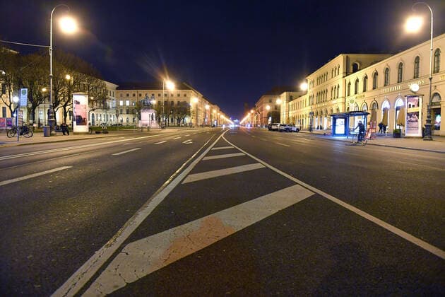 Theme picture Corona pandemic Bavaria decides to limit the number of visitors View of empty Leopoldstrasse in Munich in northern direction late in the evening before the curfew is imposed on 20 03 2020 Few taxis are parked at the roadside